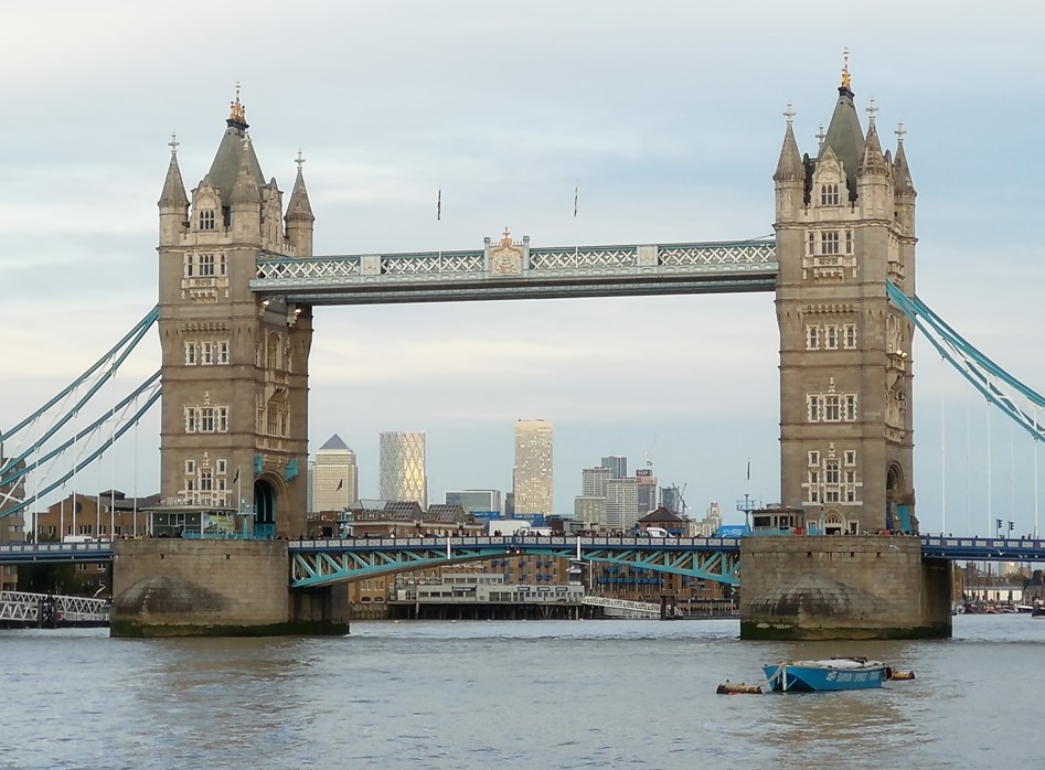 Tower Bridge in London (c Hubert Hell)